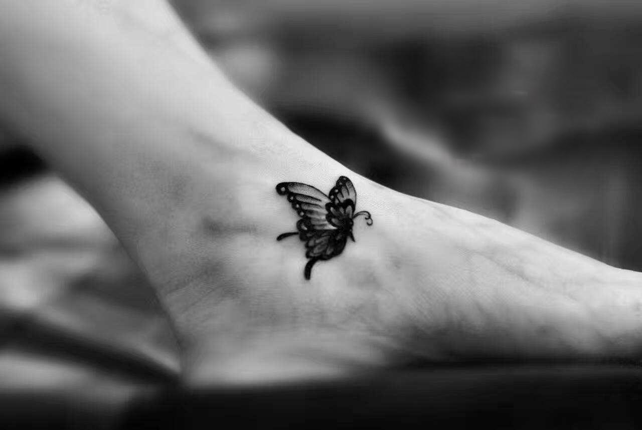 蝴蝶从她的脚踝处飞走了