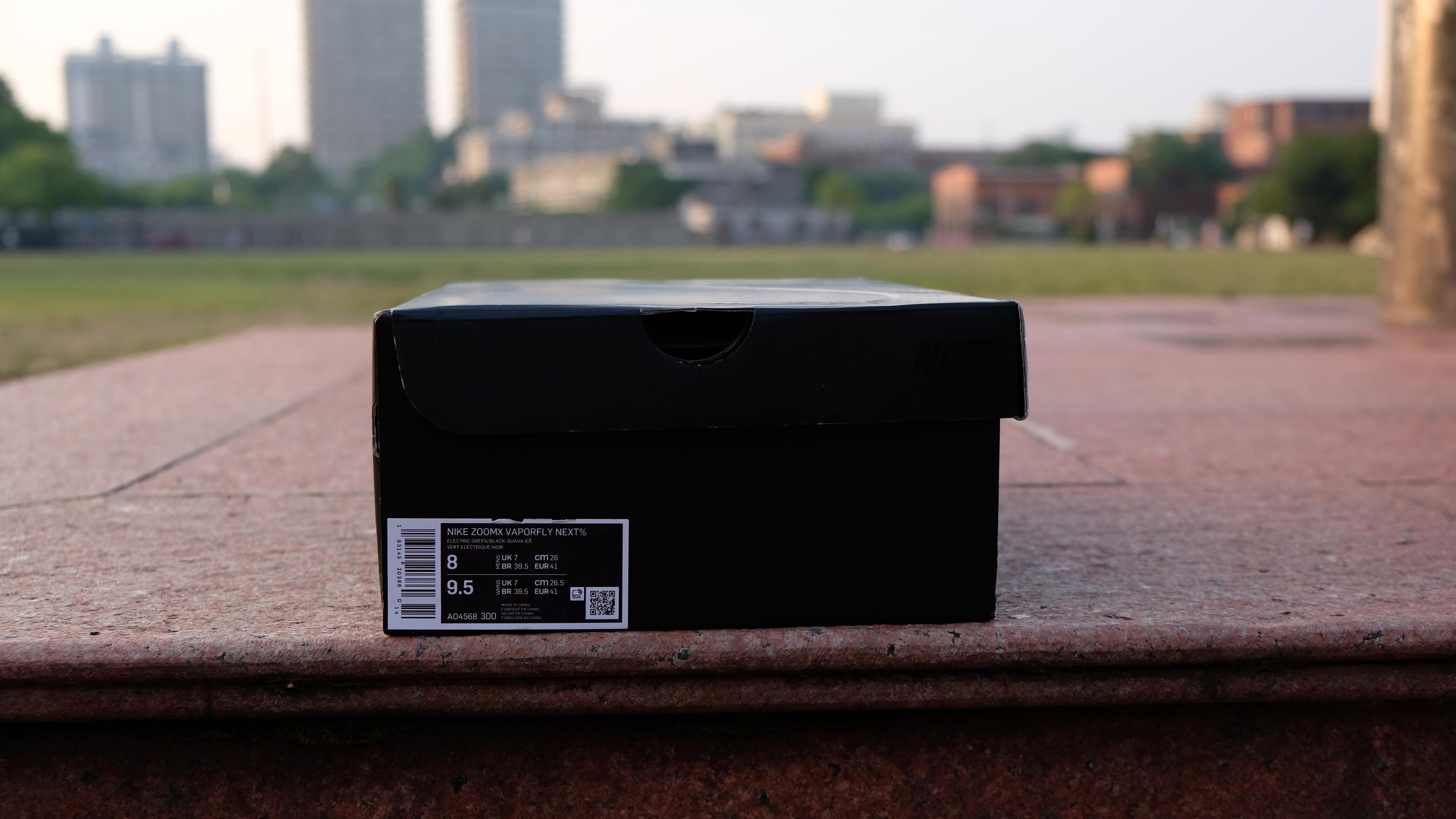 box(橙色鞋盒),而是采用了酷黑的鞋盒,乍一看,还以为是一双nike lab