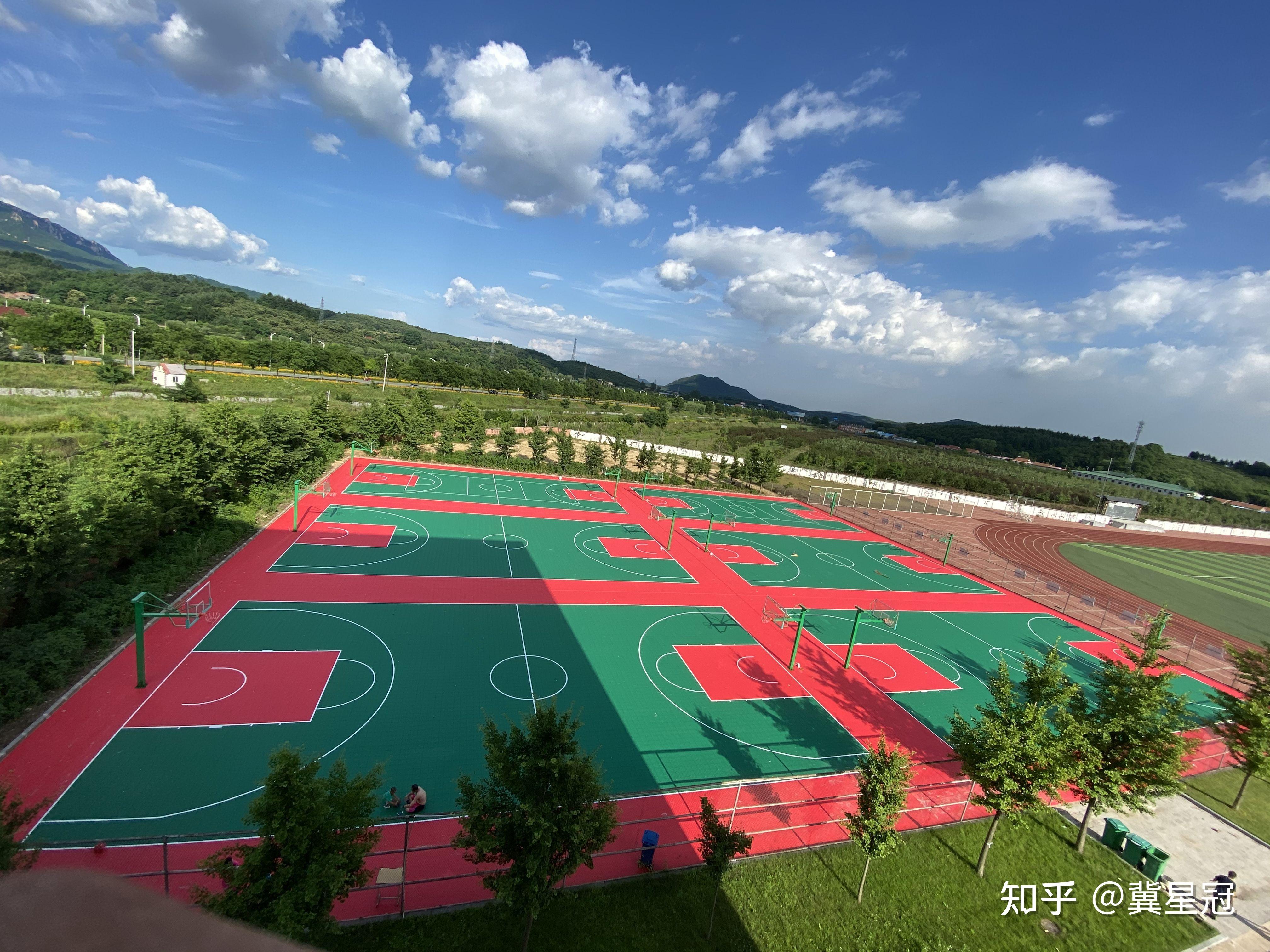 中小学校的篮球场地铺设选择什么材料