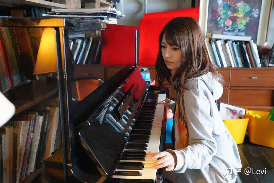 这位美丽得如同仙子的枫老师,她带着一股成熟的知性美,淡淡娇羞,素雅