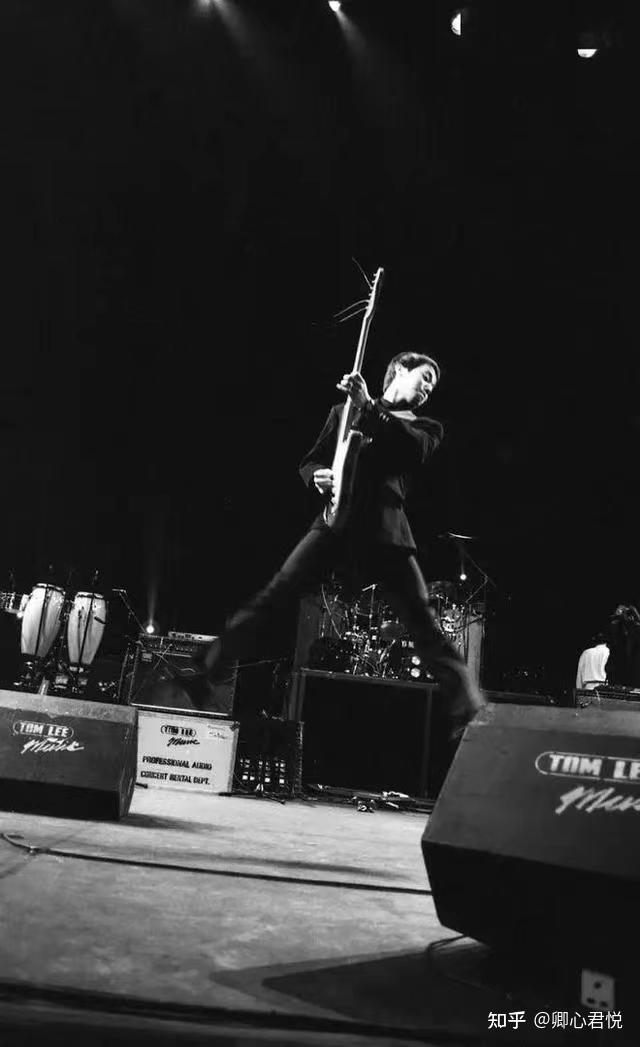 窦唯:骑电驴下饭馆,秃顶扎辫,只唱无字歌,54岁活得太"仙"了 - 知乎