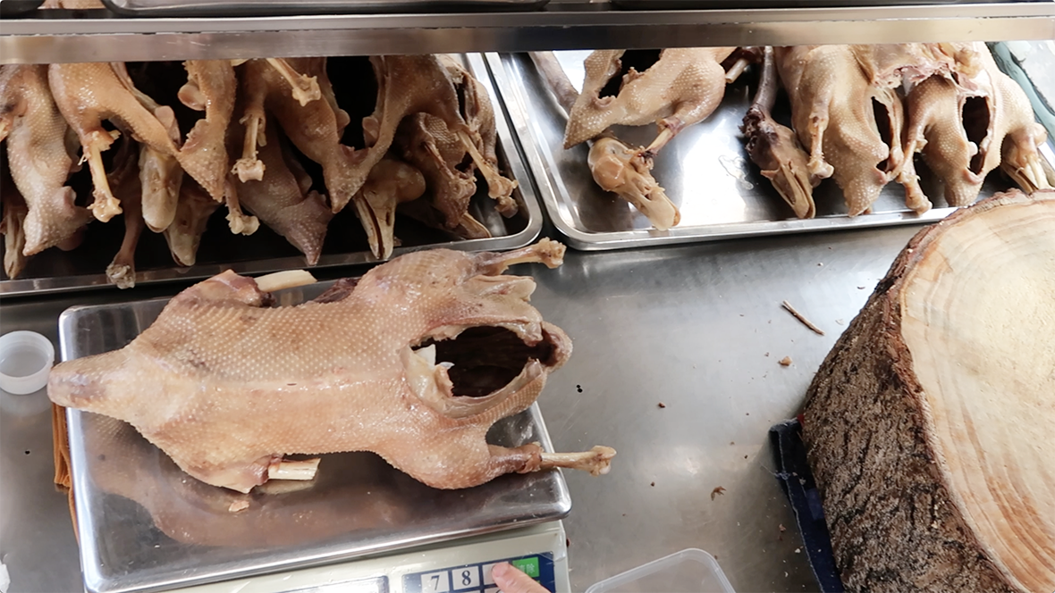 150元一只的老鹅一天能卖上百只扬州火爆小吃摊顾客等老板来