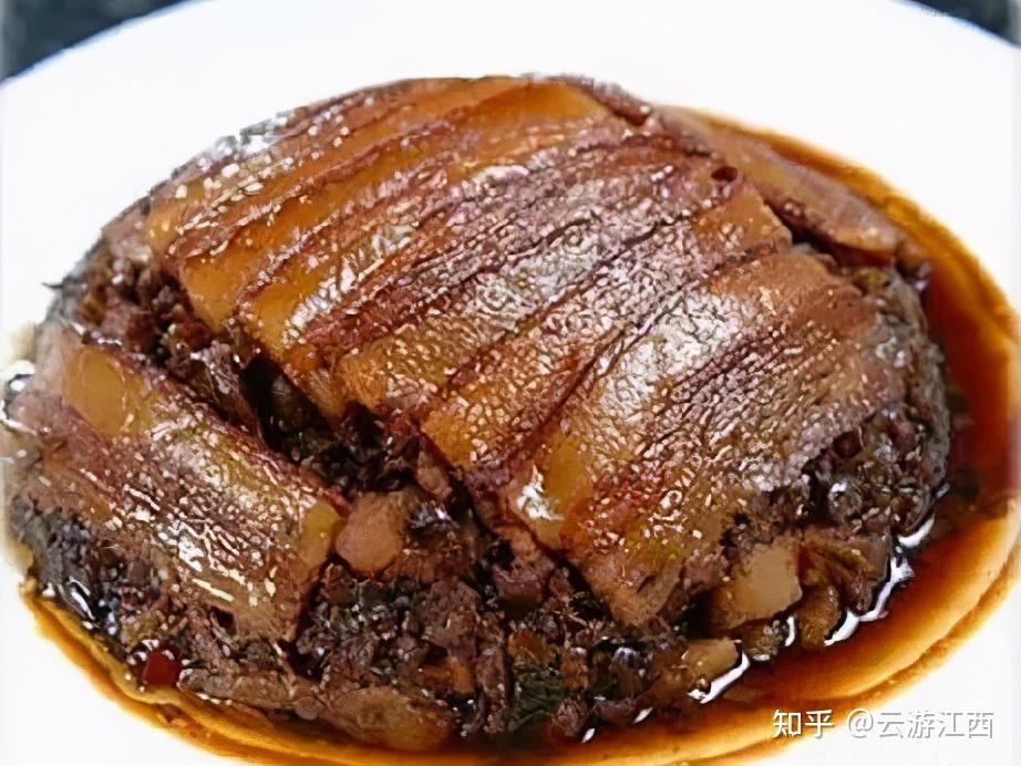 梅香四溢,入口油而不腻,肉质嫩滑,是江西人过年餐桌上必备的一道硬菜