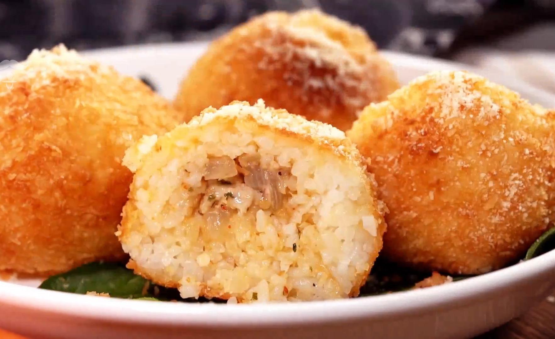 网红小吃美食达人教您制作芝士泡菜炸饭团