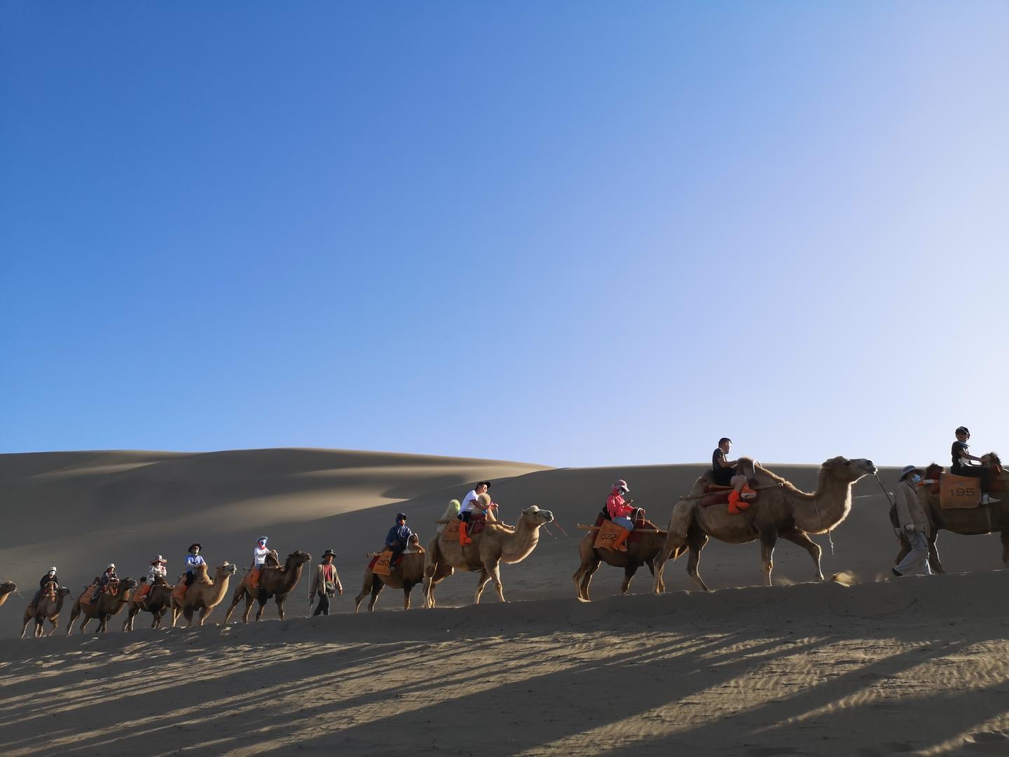 青甘大环线no 2 敦煌鸣沙山月牙泉 沙漠骑骆驼看最美日落 知乎