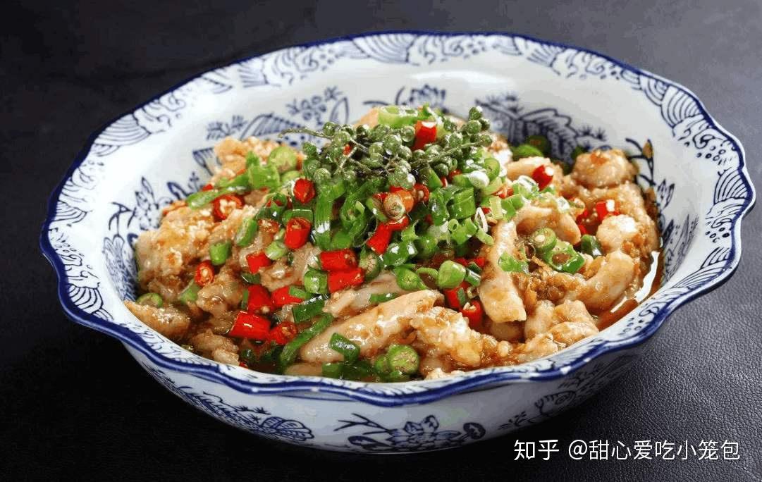 方法将经过清蒸或者滚糊过油后的鱼,牛肉,猪肚之类的食材做成藤椒口味