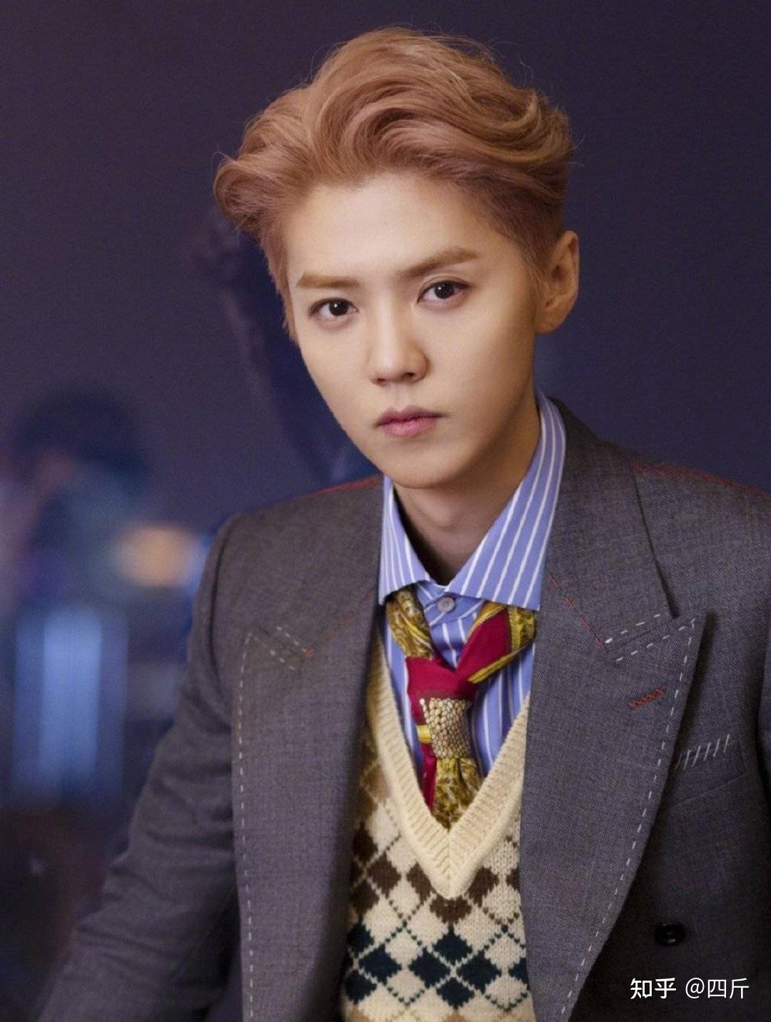 鹿晗关晓彤合体聚餐引热议男方衣着单薄火力旺同坐后排感情好