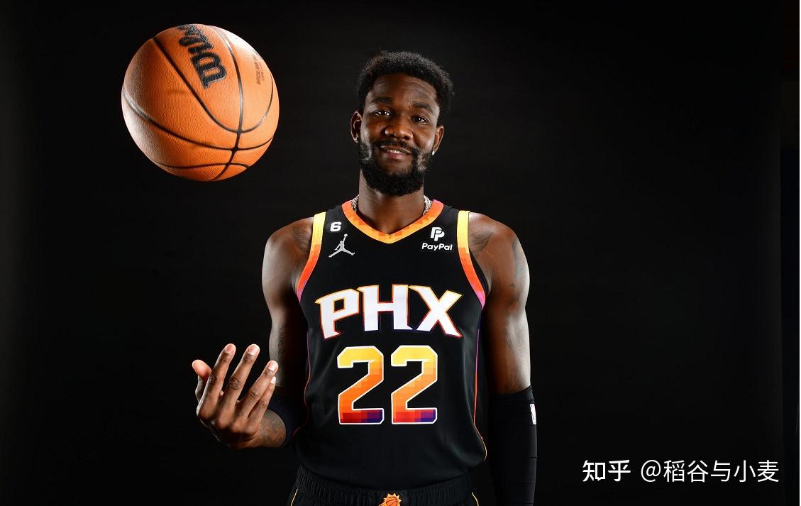 球队的先发内线球星德安德烈-艾顿(deandre ayton)在结束训练后接受了