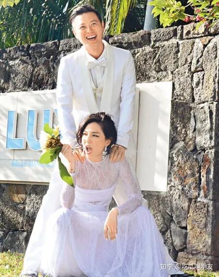 婚后郑希怡和英皇约满,双方便和平结束宾主关系.