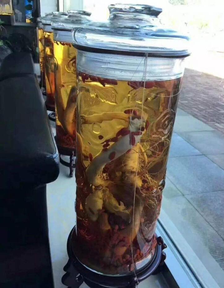 答:鹿茸与鹿鞭,人参,搭配泡酒