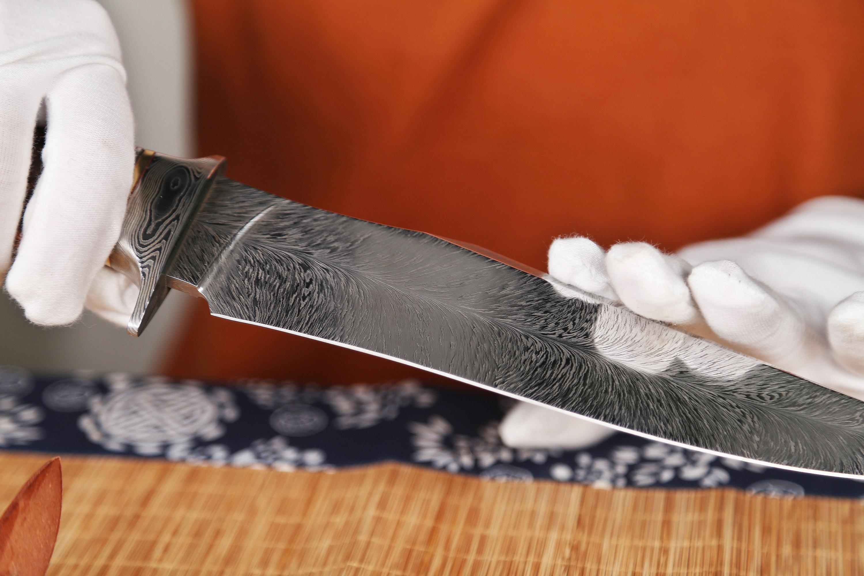 而来,闪耀着寒光的锋刃将全身武装重铠的十字军骑士一劈两半而不卷刃