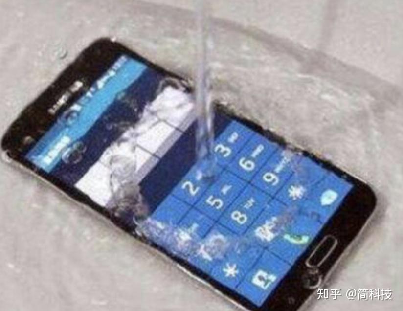 手机不小心掉水里了,保修吗?iphone 官方回应