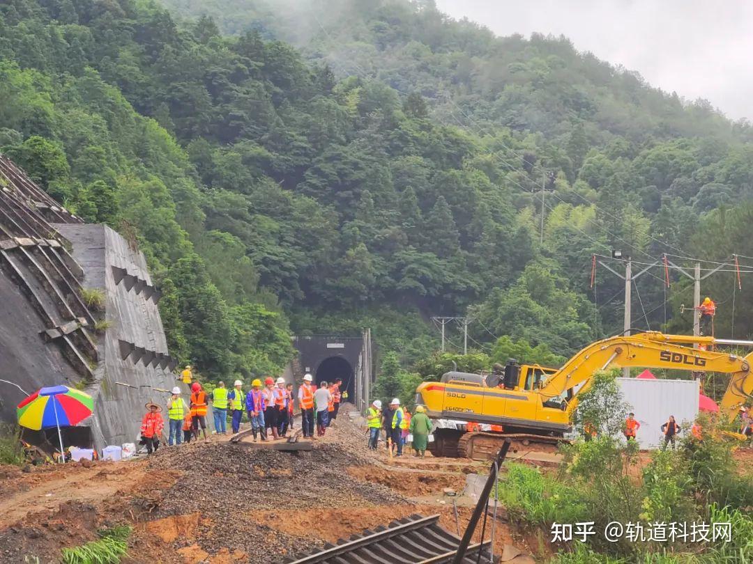 京广铁路郴州段塌方区段上下行线路恢复通车 - 郴州头条
