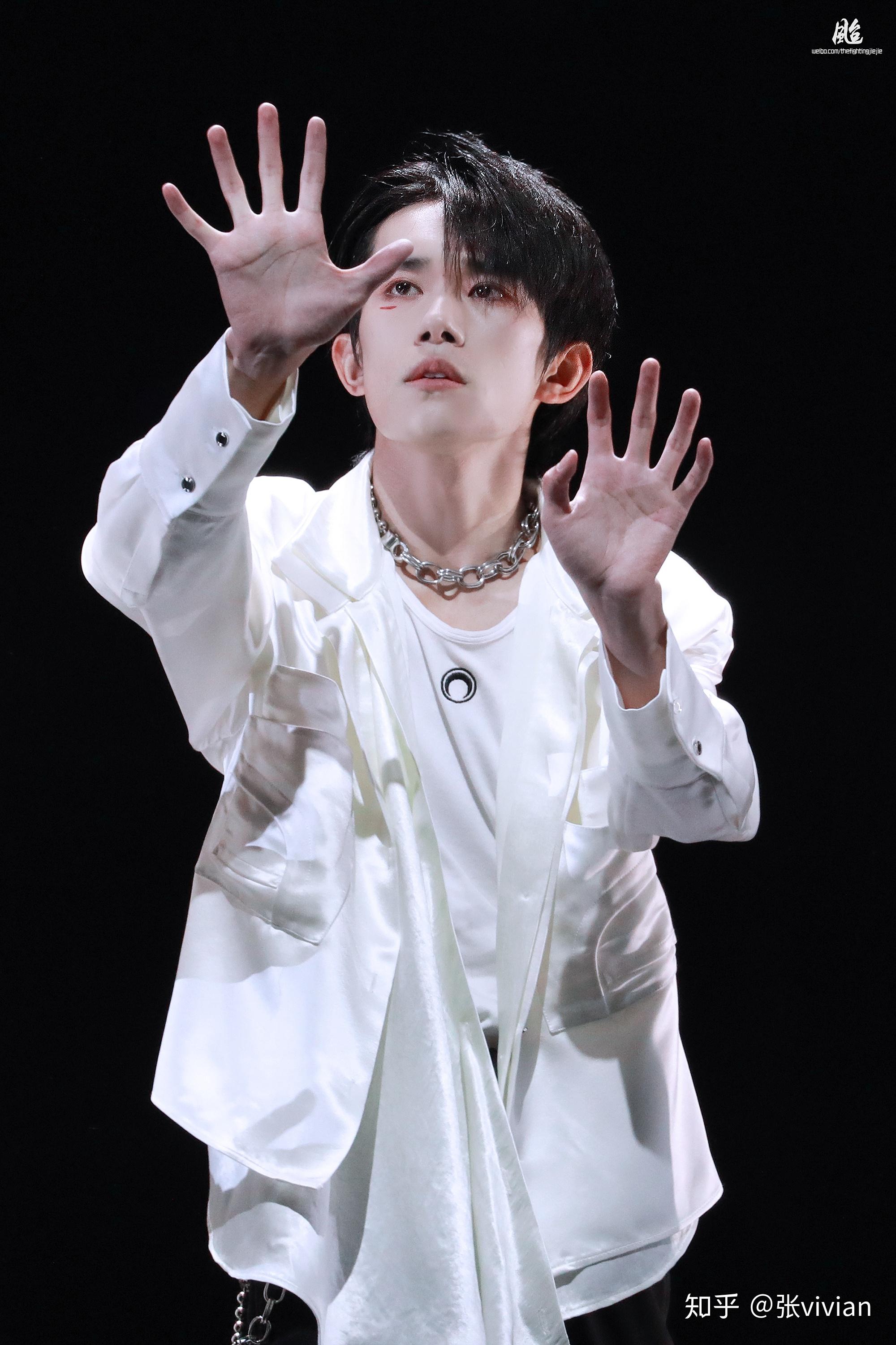 易烊千玺玊尔演唱会时间 v2-22d2e99769add69a9ddf58615e812f37_r.jpg