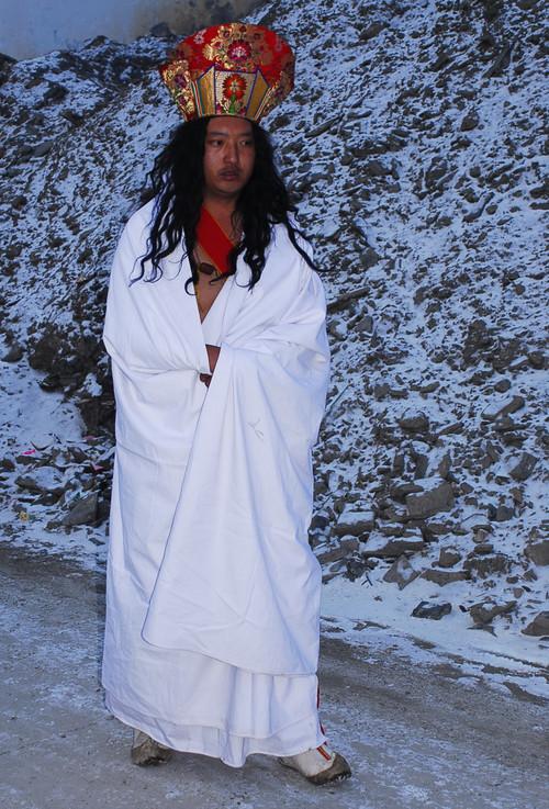 一位噶举派僧人在秘法修行后出关,我们可以明显看到其一身的白袍,这和