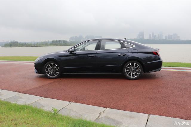 试驾第十代索纳塔外观激进感加深还有跨级大空间