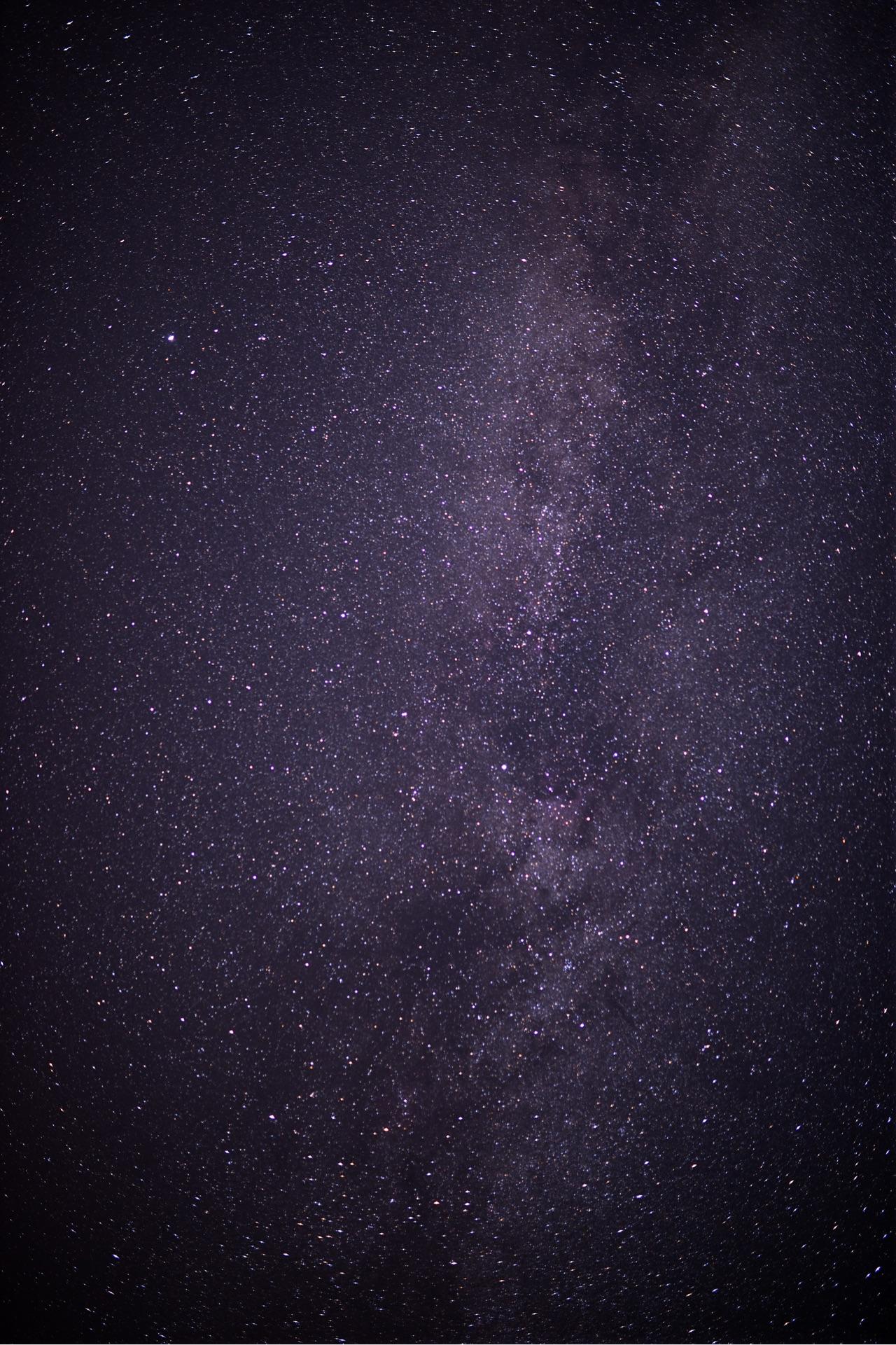 现在天上肉眼看到的星星大部分都是人造卫星吗?