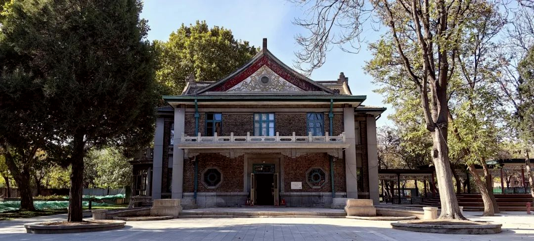 此外,还将修缮"第二工人疗养院",作为产业招商展示中心,运营服务中心