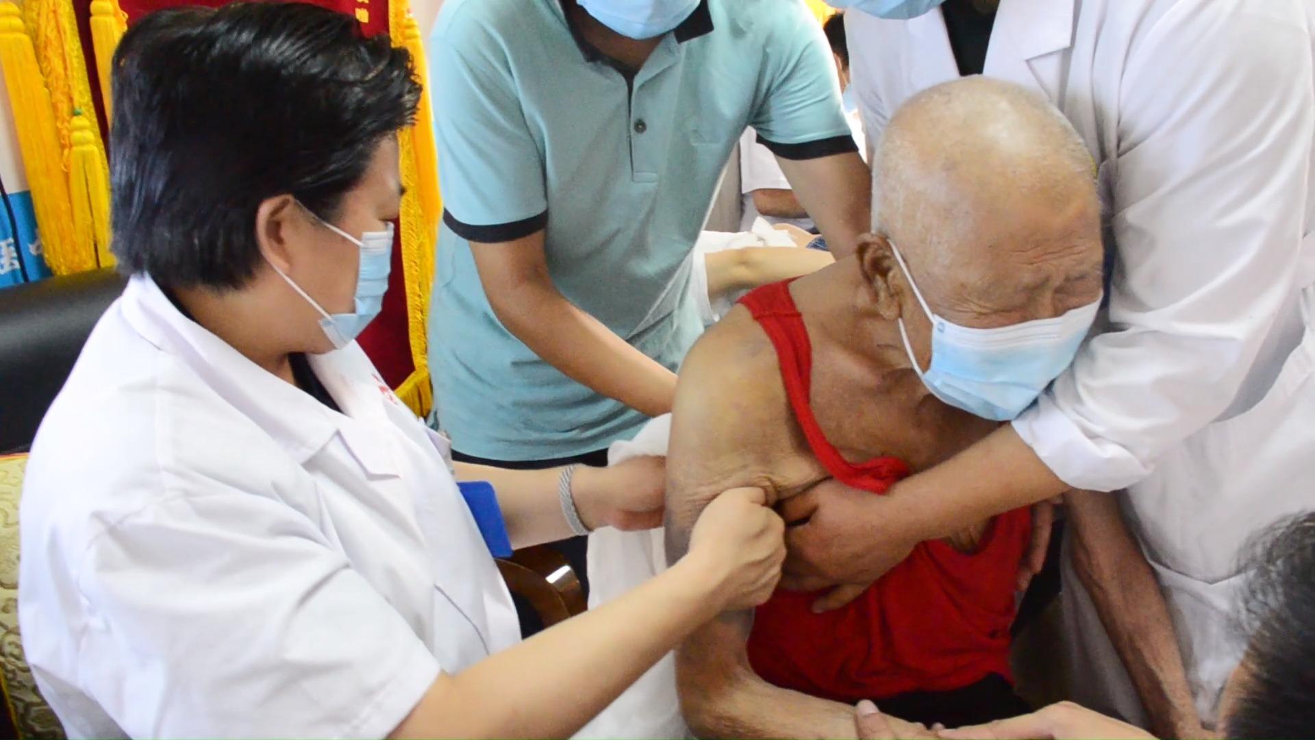 老大爷坐轮椅进门,正骨后拄着拐就出去了