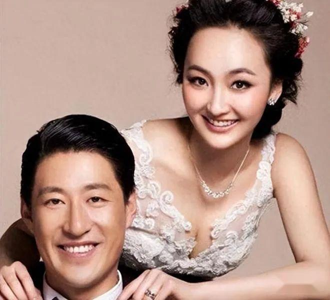 当时于震的形象非常英俊,并且身高一米八多,方柏霓在于震的猛烈追求下