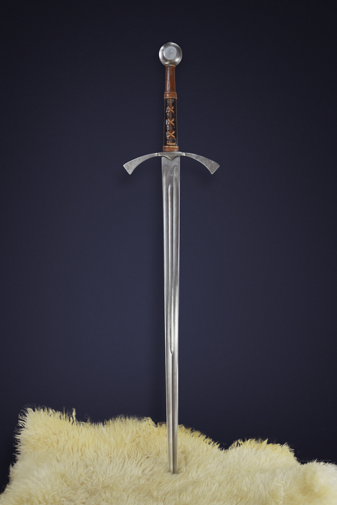 的一款欧洲冷兵器,它有着众多千奇百怪的译文名称:长剑,战剑,骑士剑