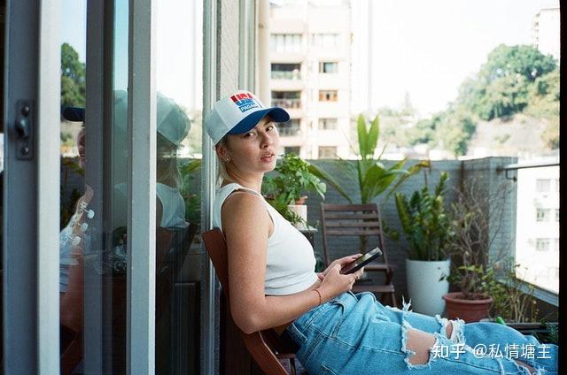 王丽嘉剪掉多年长发换新形象晒健康性感美短发型秒变超模脸