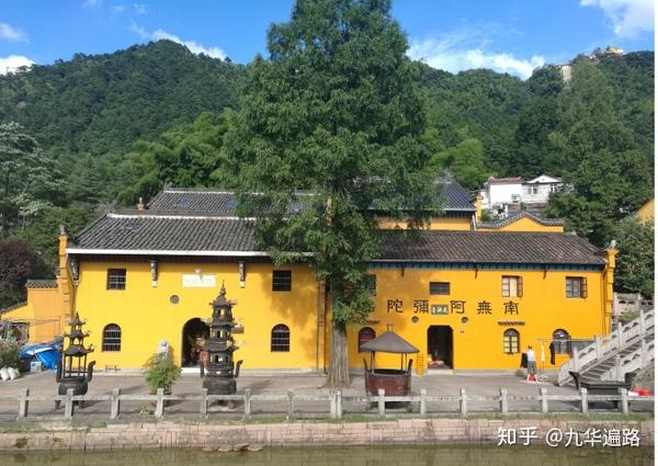 因院内有泉出石博,下凿石池,名"天池",故以此名庵.