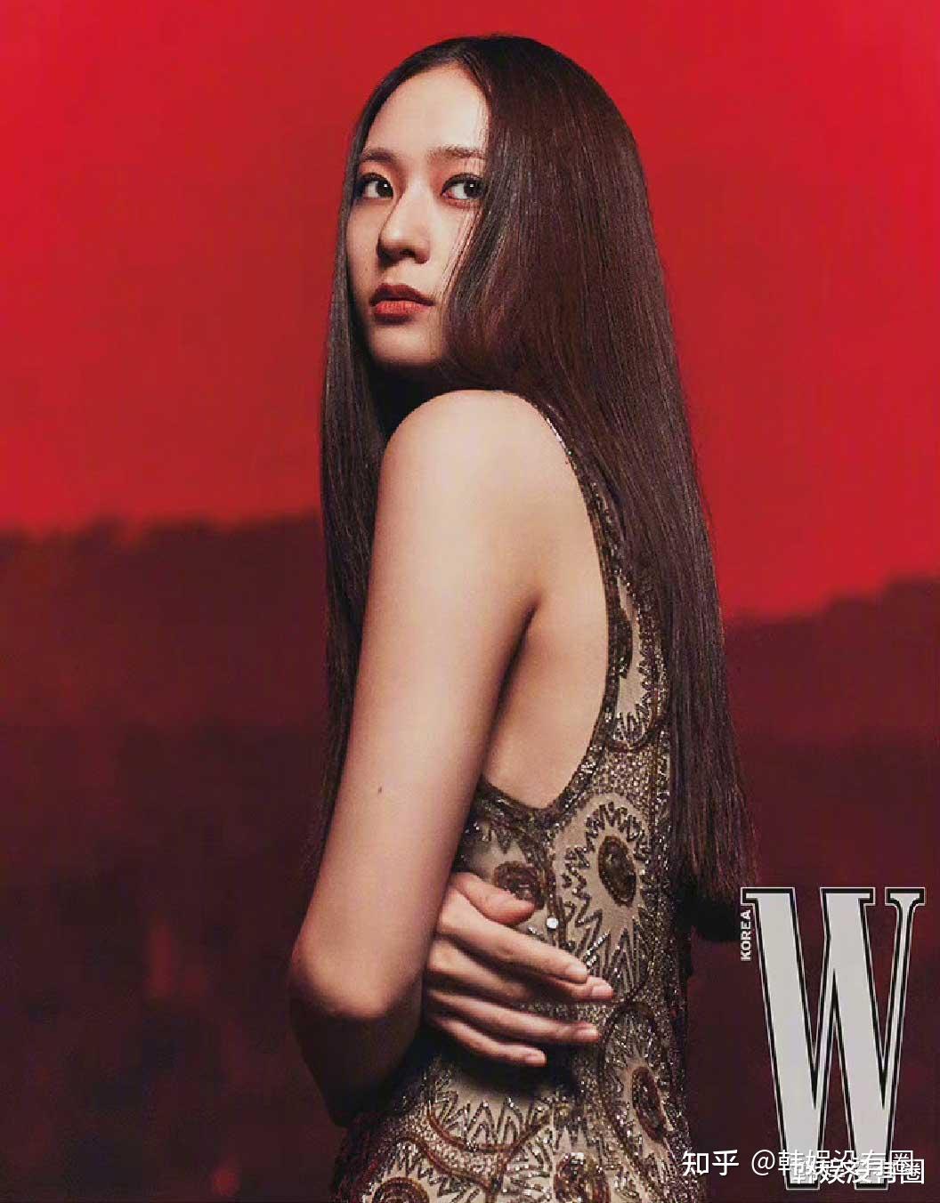 krystal郑秀晶登《w》杂志封面,展现画报匠人的千面魅力