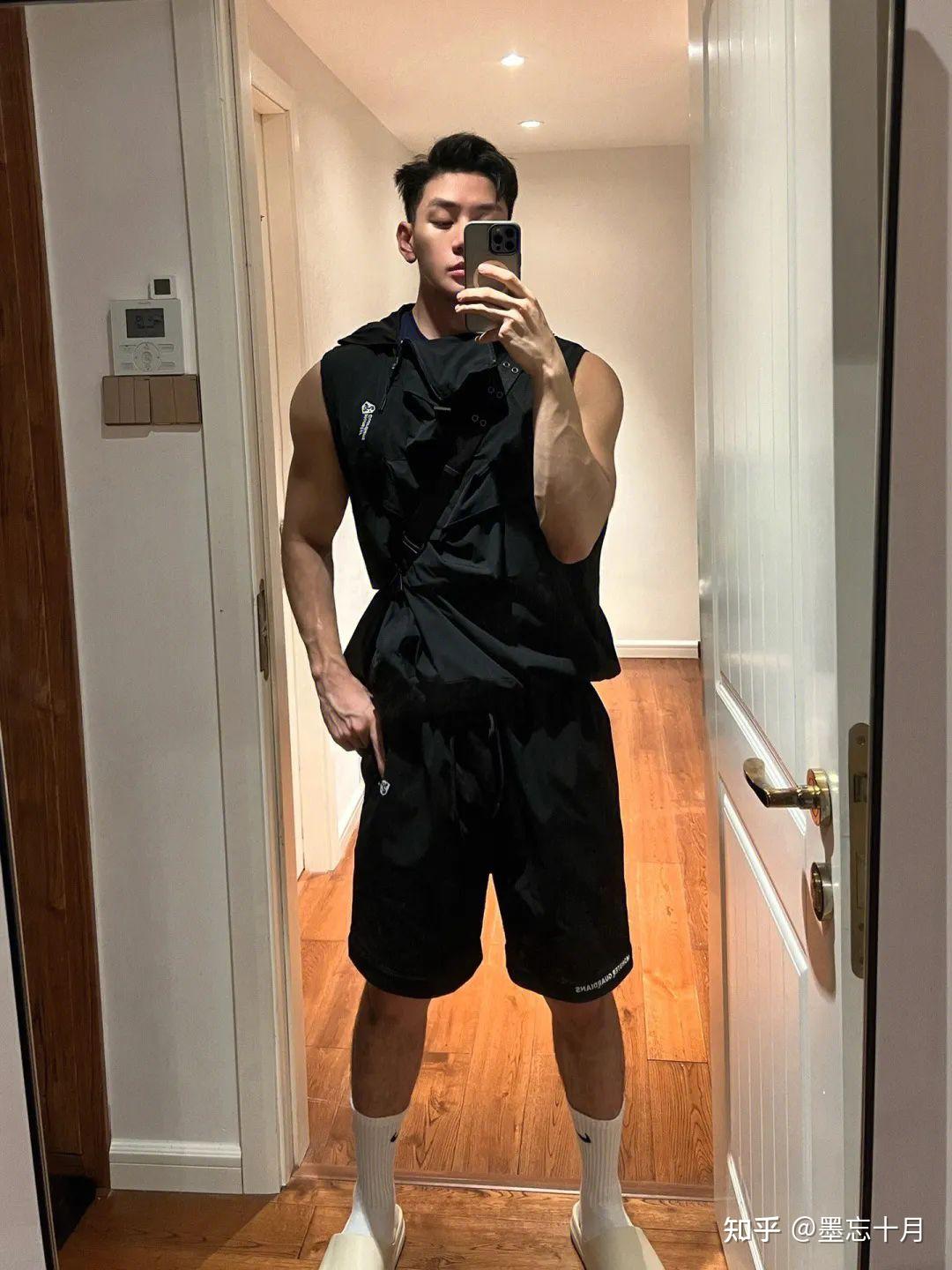 小哥哥的卫生间自拍也是real诱惑,腹肌和胯骨的线条更是迷人,让我对