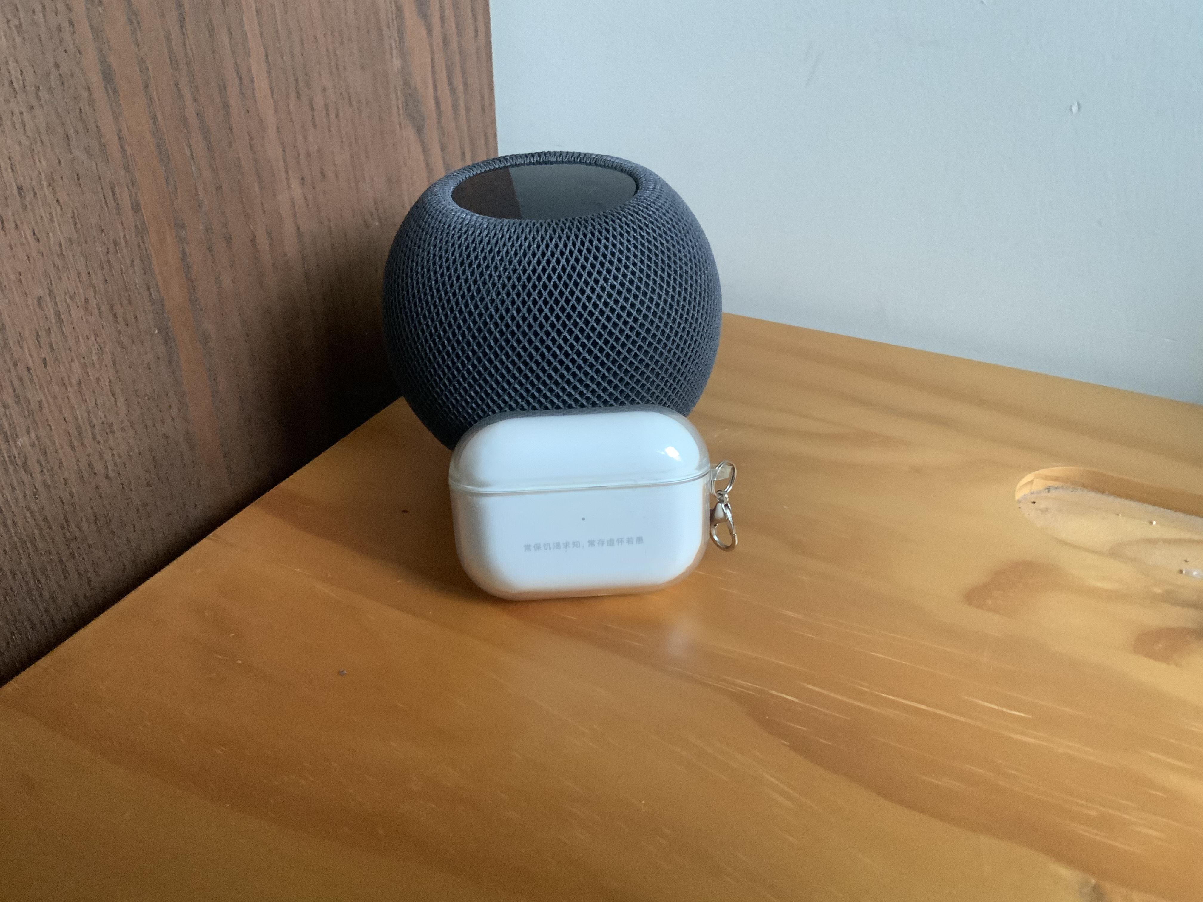 打开包装盒,除了homepod mini,说明书外,苹果这次还为其配了一个20w