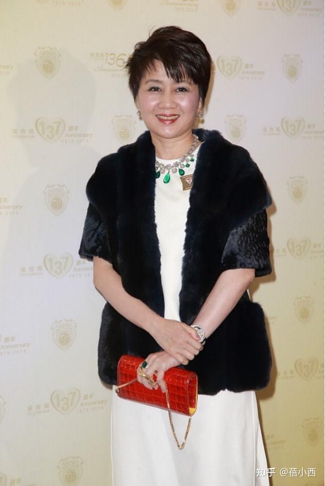 赌王四太梁安琪看不出61岁穿印花羽绒服配长筒靴时髦又减龄