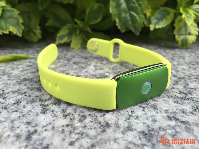 为爱而生的字样,打开之后我们可以看到手环的的主体,小编拿到的是绿色