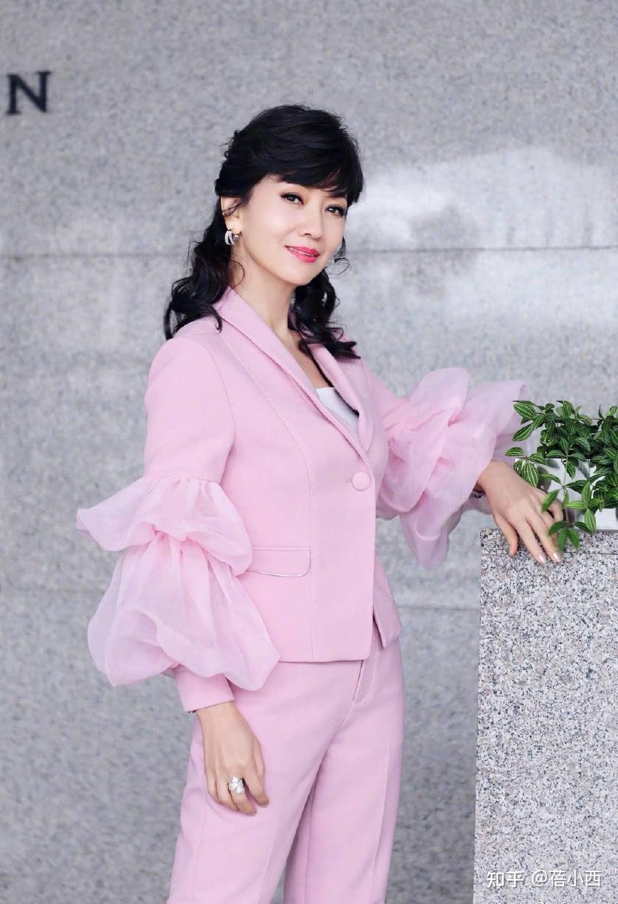 赵雅芝66岁也敢穿露肩装配波点半身裙是50后想要的小性感