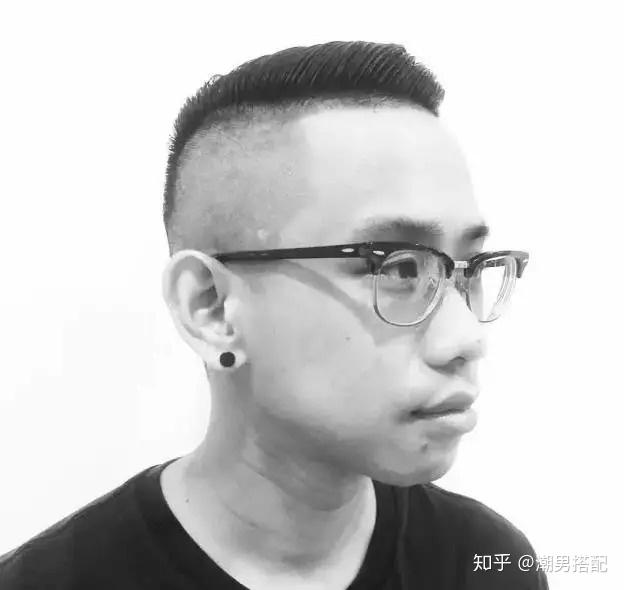 对于所有中国人来说,最年轻的头顶符号,就是——「side parting 