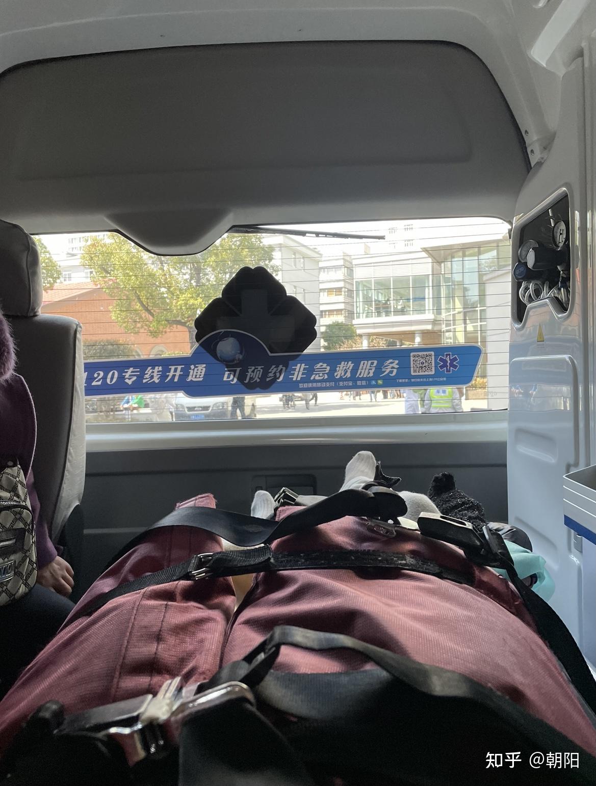 第一次坐救护车乘务员一直来问我有没有需要帮助的,还给了我3块毛毯
