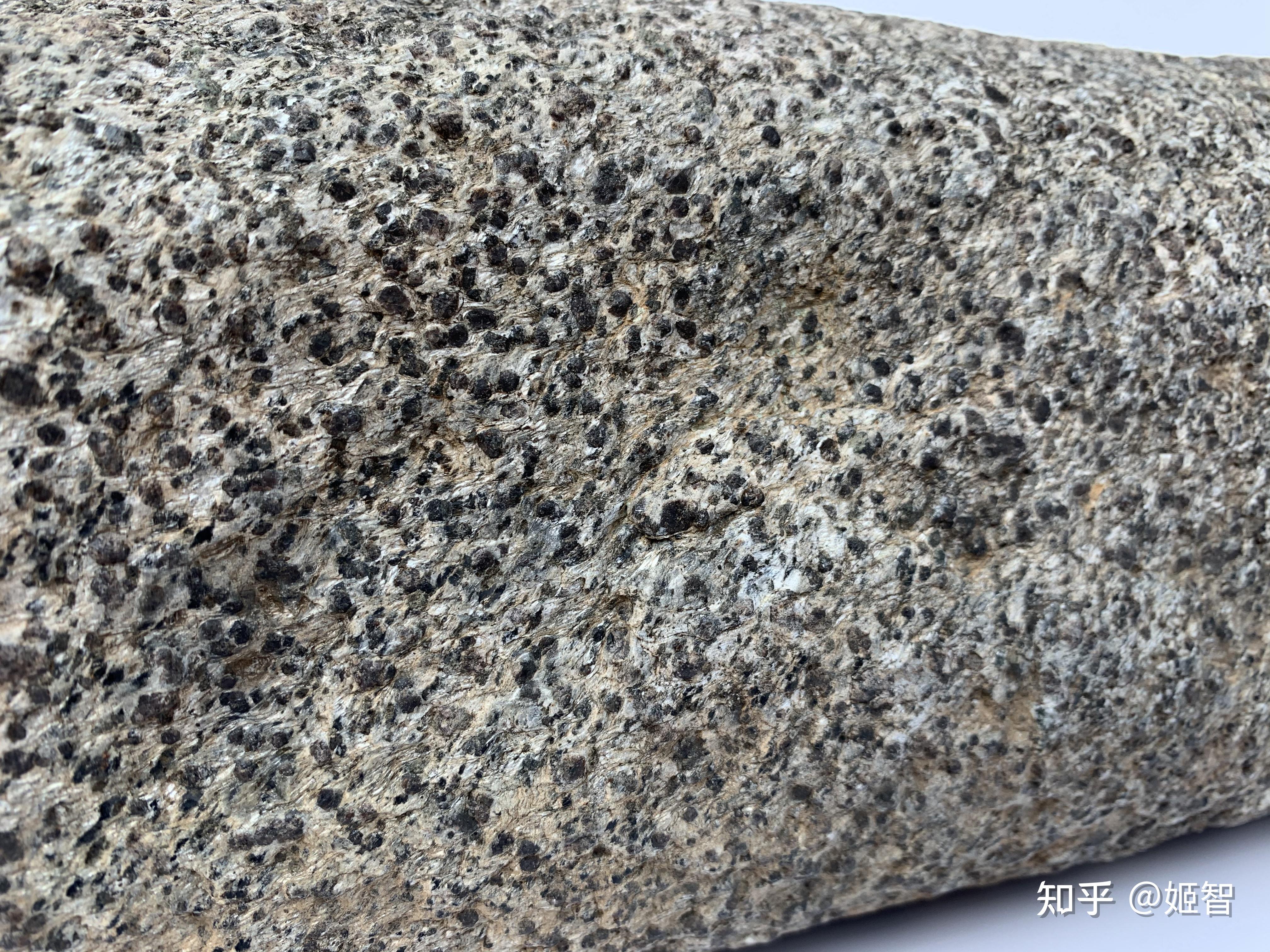 粒岩石,岩相以堆晶形式存在,主要由可达4～6毫米长的斜方辉石晶体构成