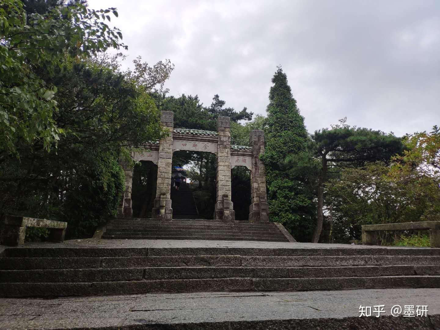 牯嶺鎮--含鄱口--五老峰--三疊泉--東門--九江day 2廬山夜景沿著湖