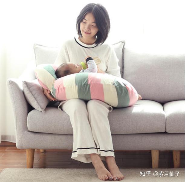 宝宝吃奶都会有哪些小动作呢扭来扭去哼哼唧唧