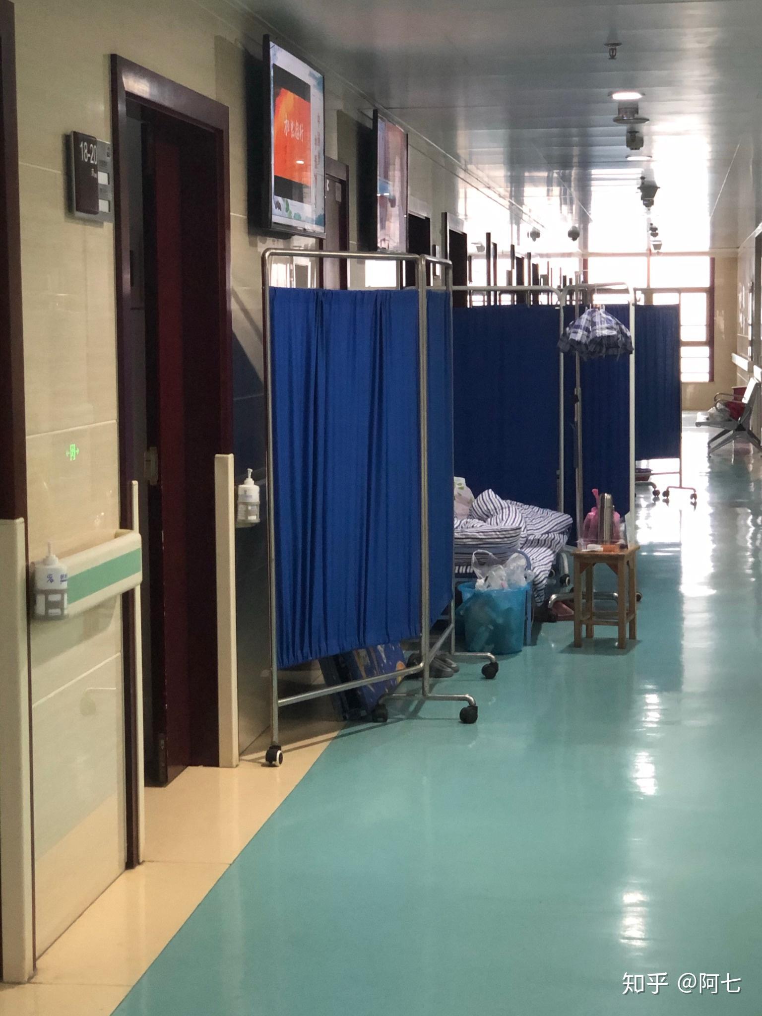 然后也不敢来医院,疫情稳定后满地菊花残,我加床加在走廊搞了两
