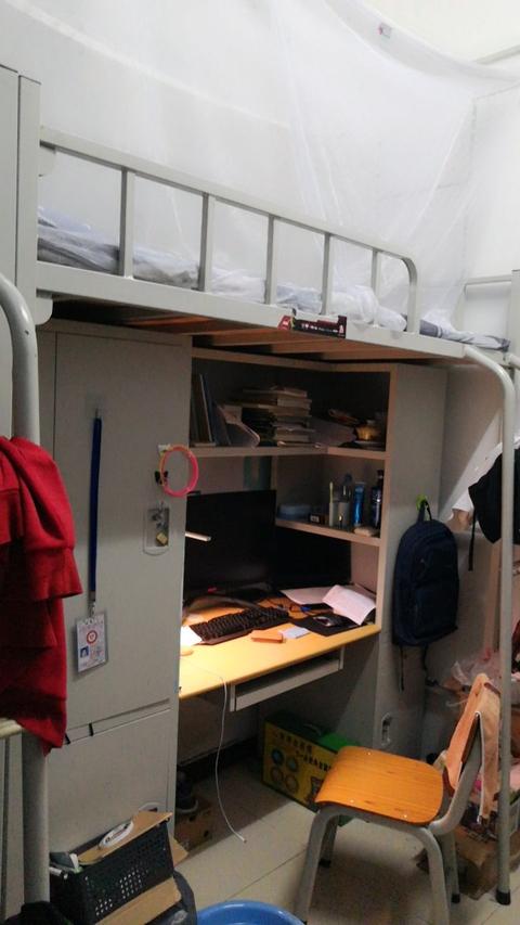 想要宿舍条件好报赤坭校区啊,四人间,独立卫生间带小阳台,超级舒服.