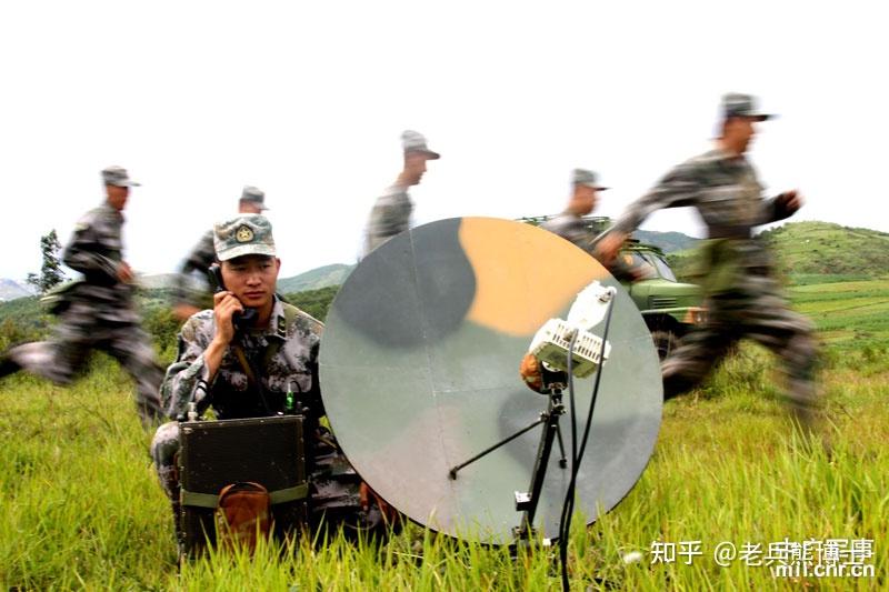 保障军队指挥和武器控制的通信联络,组织实施无线电通信对抗,航空兵