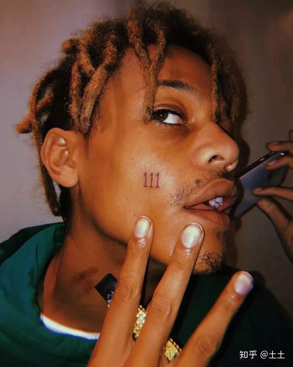 travis scott 和 kylie jenner也去找他纹过情侣纹身.