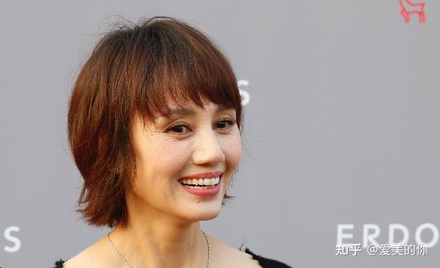 眼窝是指眼球所在的凹陷部分,眉骨下方眼球上方的凹陷处,闭眼时手指