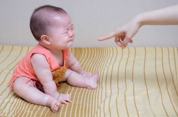 宝宝几个月会伸手要抱吗 v2-24dc74ba39fcb7f14d9ca09e2bd30590_1440w.jpg?source=172ae18b