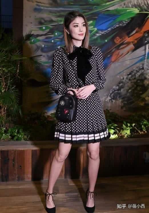 陈慧琳越来越敢穿白衬衫配液体裤很时尚摩卡波波头好洋气