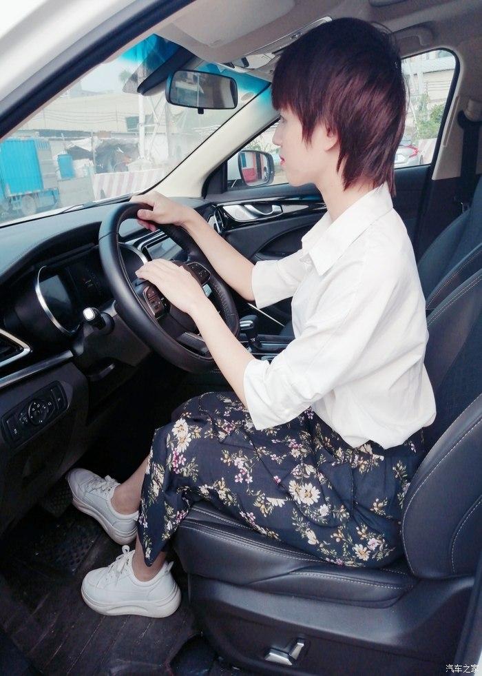 九哥侧脸也是不错的吧!三颗点阵式转向灯,像鱼骨一样!