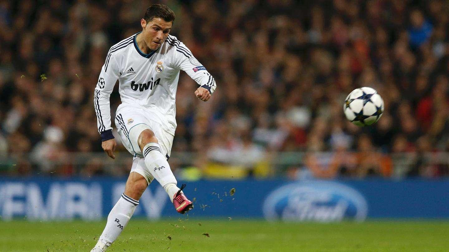 足球技巧人人必会的c罗式电梯球