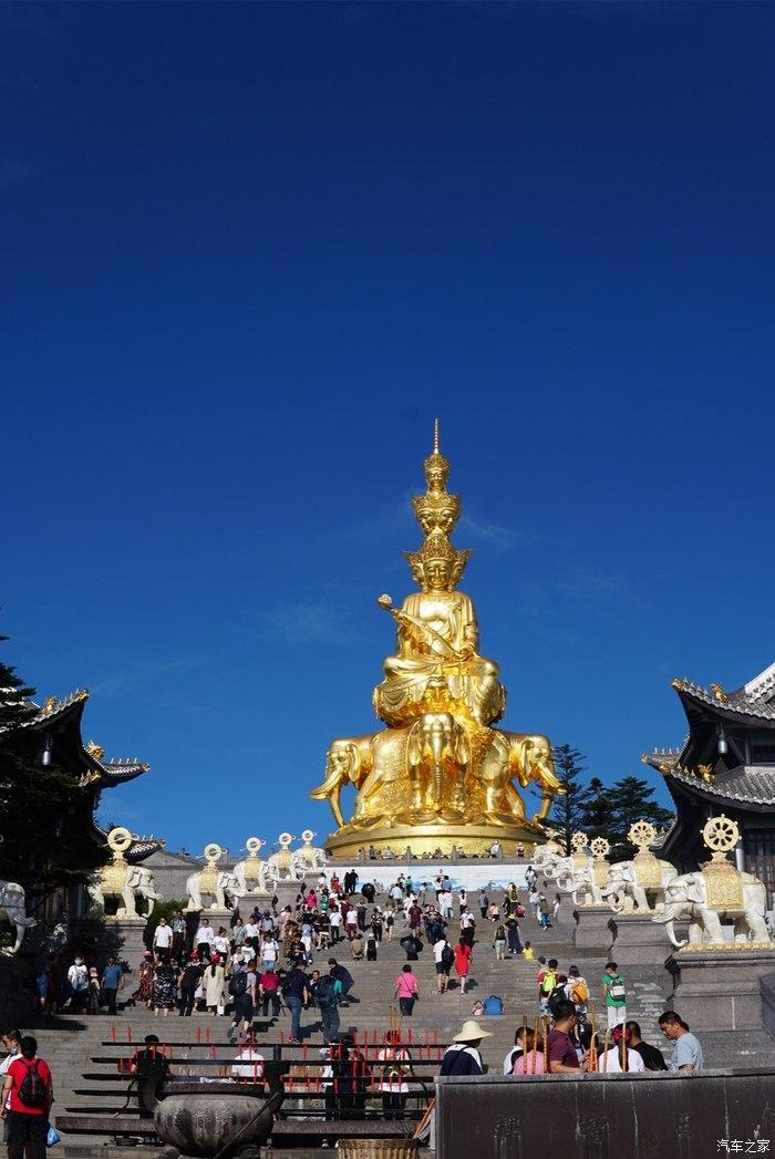 进入"华藏世界"里面香火旺盛,金身菩萨照拂四方,光芒耀眼.