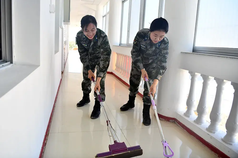 点位都有她们的身影不管是帮厨,打扫卫生还是出公差都少不了她们可口