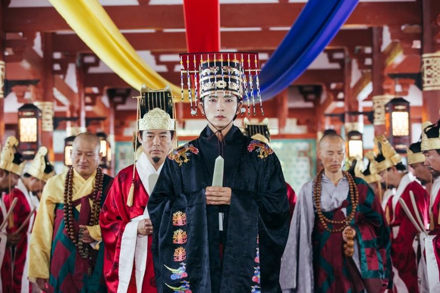盘点8位演过皇帝的韩国男神李准基,池昌旭,金秀贤披上龙袍都帅到不行!